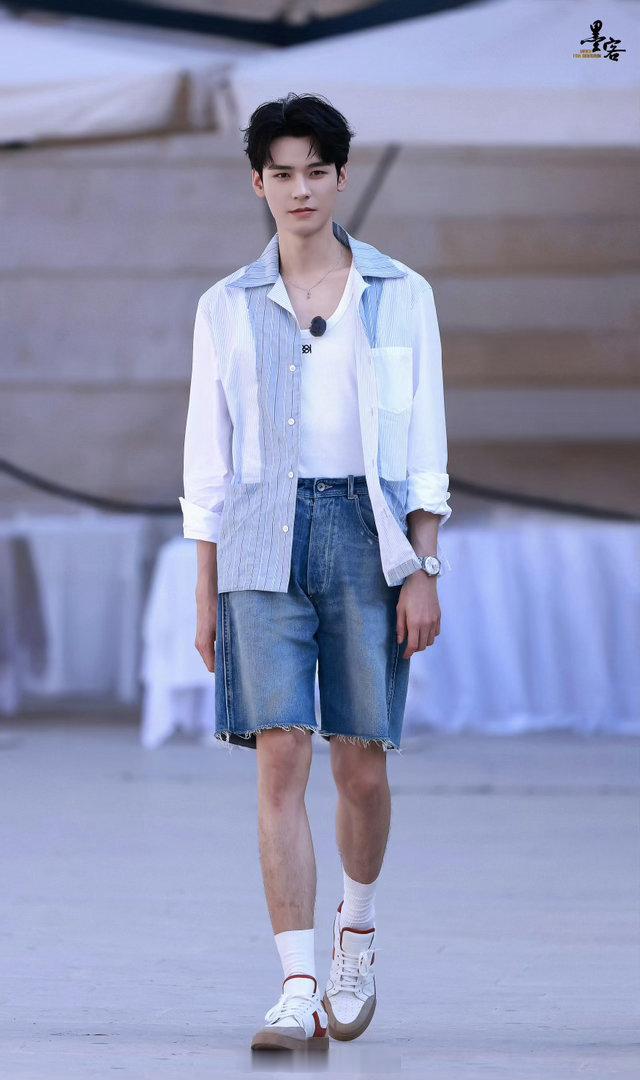 龚俊的衣服怎么越拍越少龚俊的身材管理也太绝了，体态挺拔匀称，腹肌线条干净利落，镜