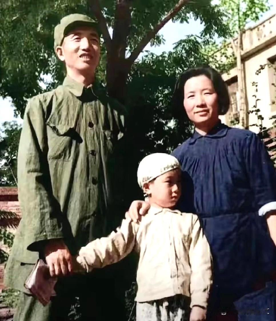 历史时光这张1949年的老照片，定格了徐向前将军难得的温馨时光。太原战役硝烟未