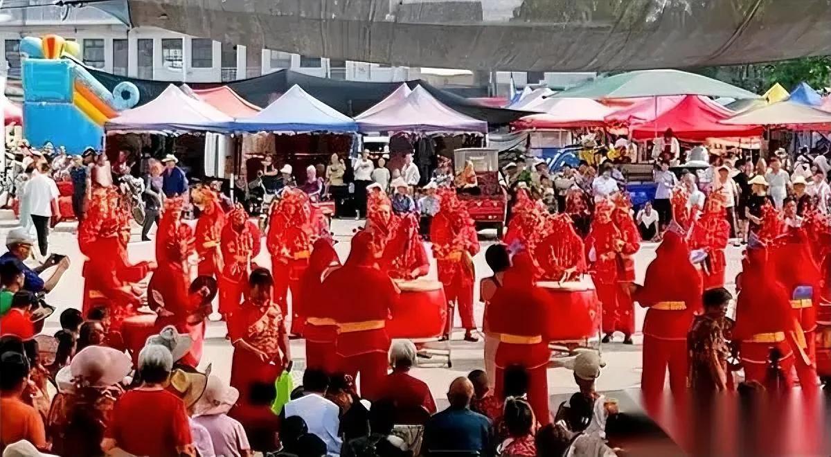 腊八刚过，哈尔滨挤爆了。超市里的《恭喜发财》循环着，红灯笼挂得满墙，我却突然