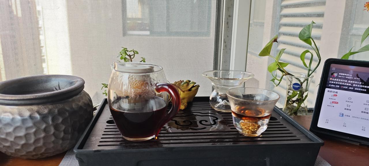 早上喝一杯茶，清醒了一整天。淡淡的苦涩中透着微甜，恰到好处的口感。早晨干一杯水