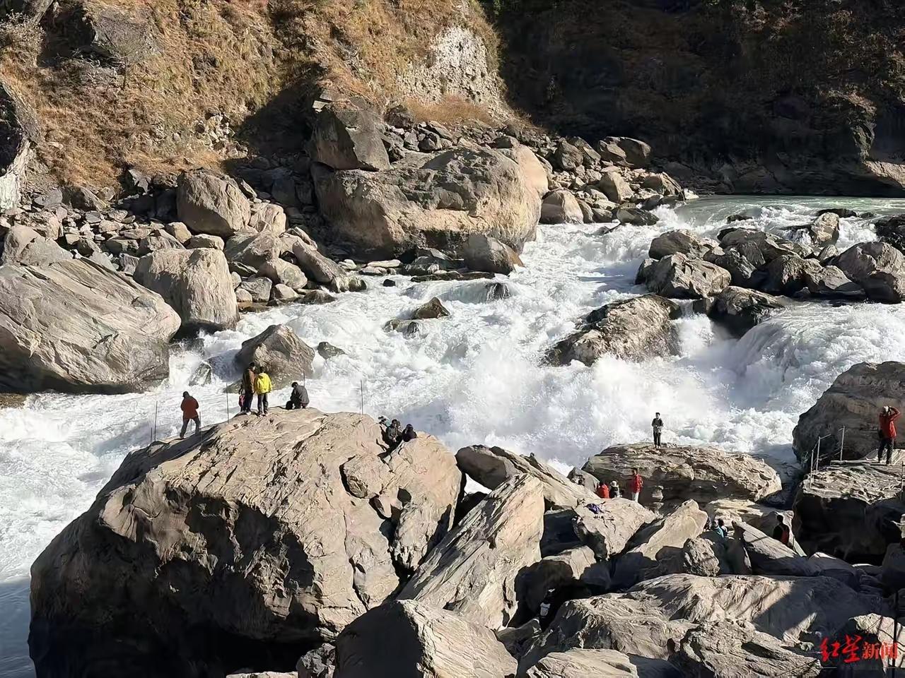 痛心！虎跳峡落水准新郎遗体找到，洗杯子意外落水，事发地五天两起悲剧!满心欢