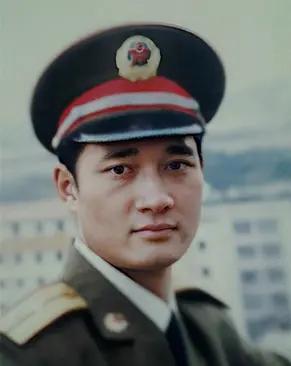 谭善爱，1964年出生于湖南岳阳市华容县，中国共产党党员，毕业于桂林陆军学院，深