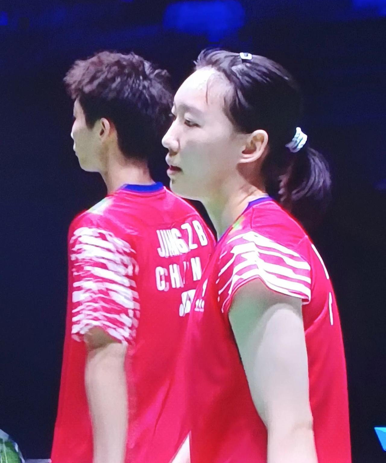 蒋振邦魏雅欣2:0战胜马来西亚组合，晋级四强。第一局，蒋魏组合开局10:0领先