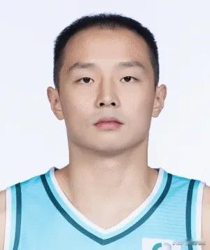 我很难想象王奕博究竟靠什么拿的顶薪？明明第四节，青岛队已经眼看要把比分追上了，王