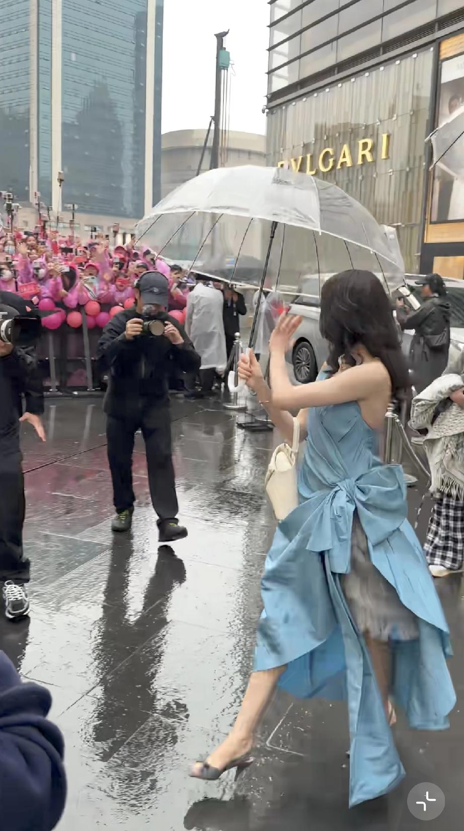 4月28日，迪丽热巴现身南京德基广场参加迪奥活动，她的五官像瓷娃娃比较呆板，没有