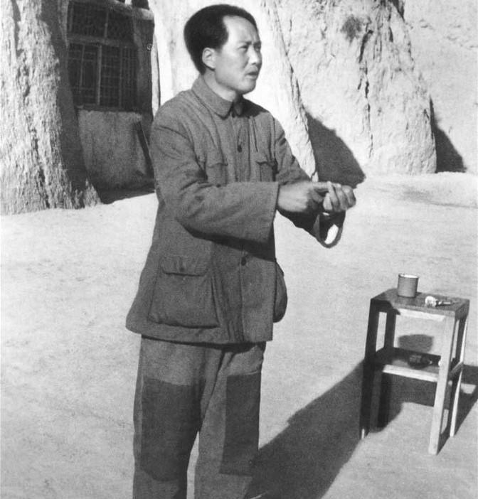 毛主席为什么会取得成功？他自己曾经说过，主要是靠两条，只要掌握了这两条，就能立于