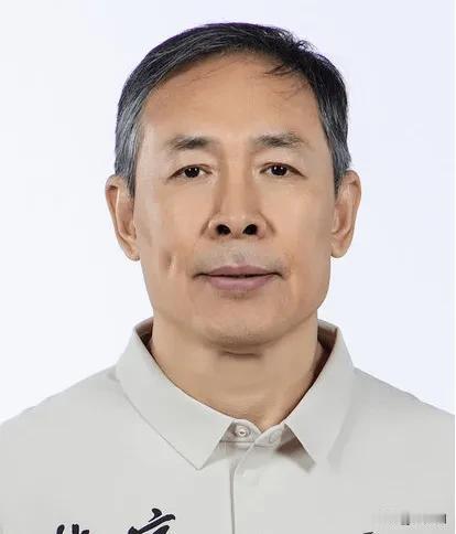 今天许利民的两点我没看懂，第一，上海队就古德温一个持球点，古德温上半场打那么好，