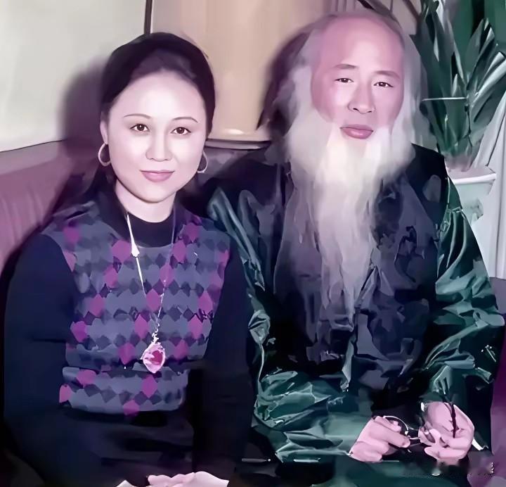 张大千和琼瑶，两个人的年龄相差有多少岁呢？感觉不会超过30岁，一个是画家，一个是