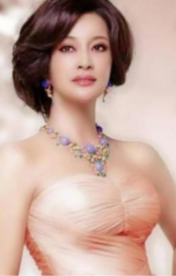 1982年，刘晓庆到南京演出，遇见了正在拍戏的迟志强，晚上几杯酒下肚后，刘晓庆让