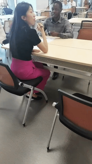 一名黑人男子来到一家公司的招聘现场面试？他说他是某名牌大学毕业的留学生？希望