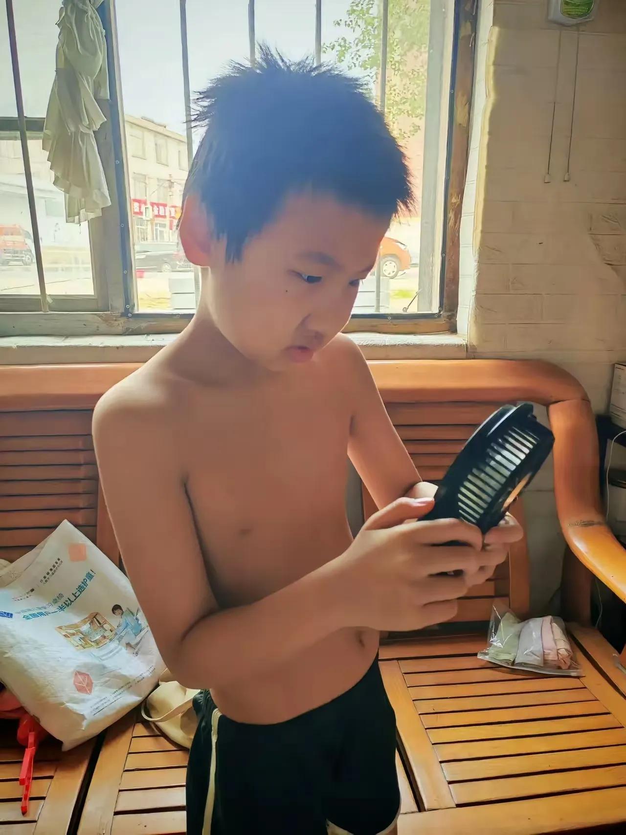 “希望天下所有孩子都自闭”，很难想象这句话出自一位自闭症孩子母亲之口。我小区散步
