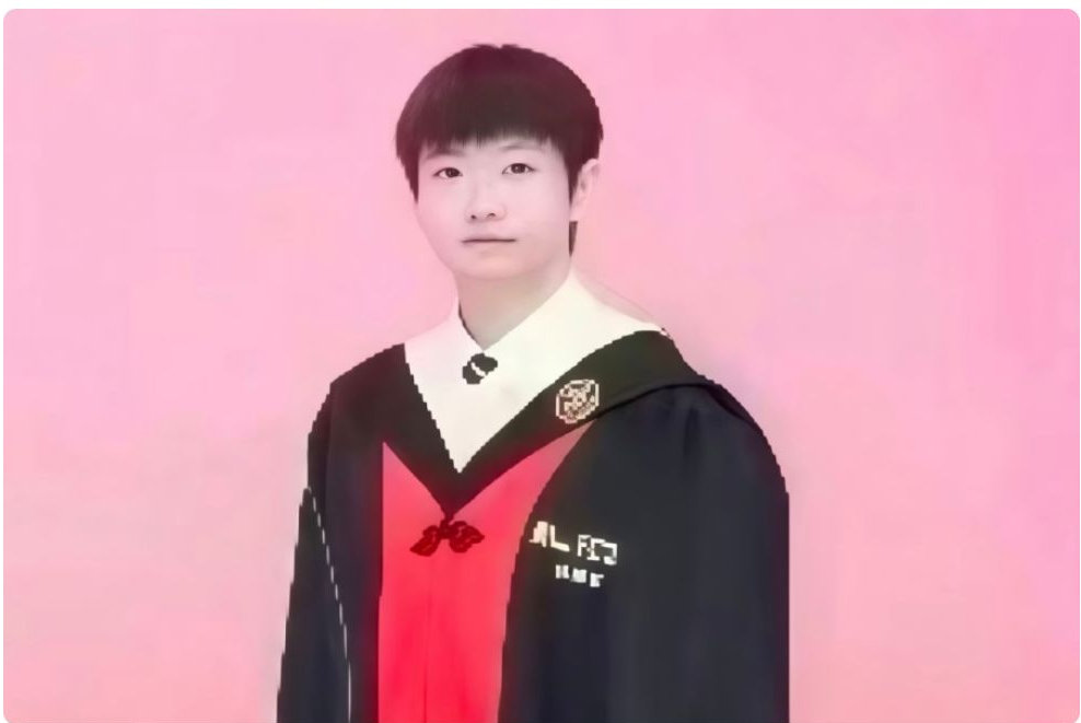从交大到清华！孙颖莎学士服造型太惊艳，赛场学霸双向开挂