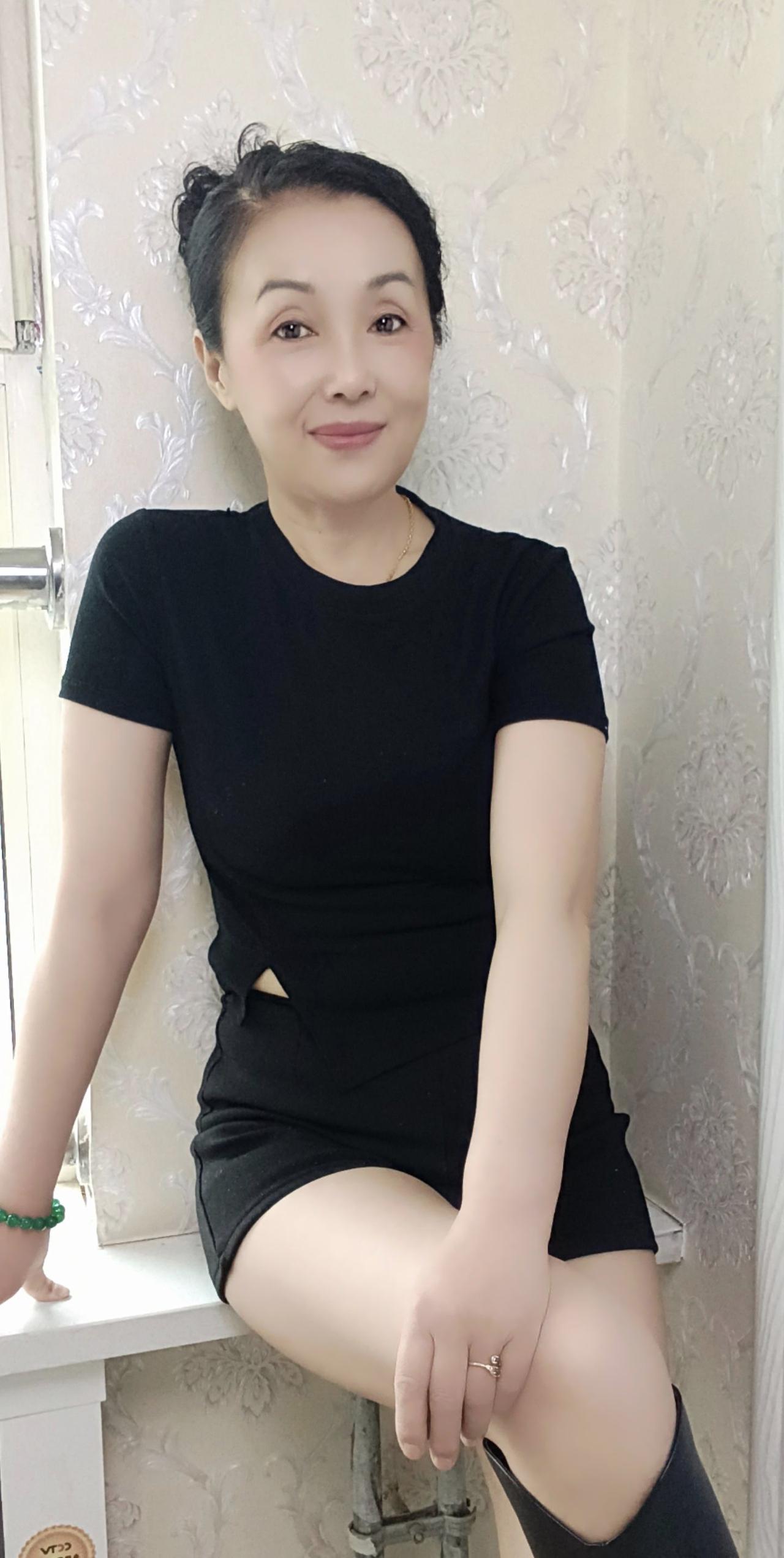 自信的微笑，黑色的魅力，时尚穿搭