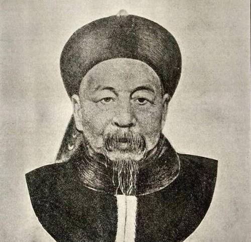 左宗棠把马化龙、马家成年男性、以及叛军，共1800余人全杀了。马家未成年男童阉割