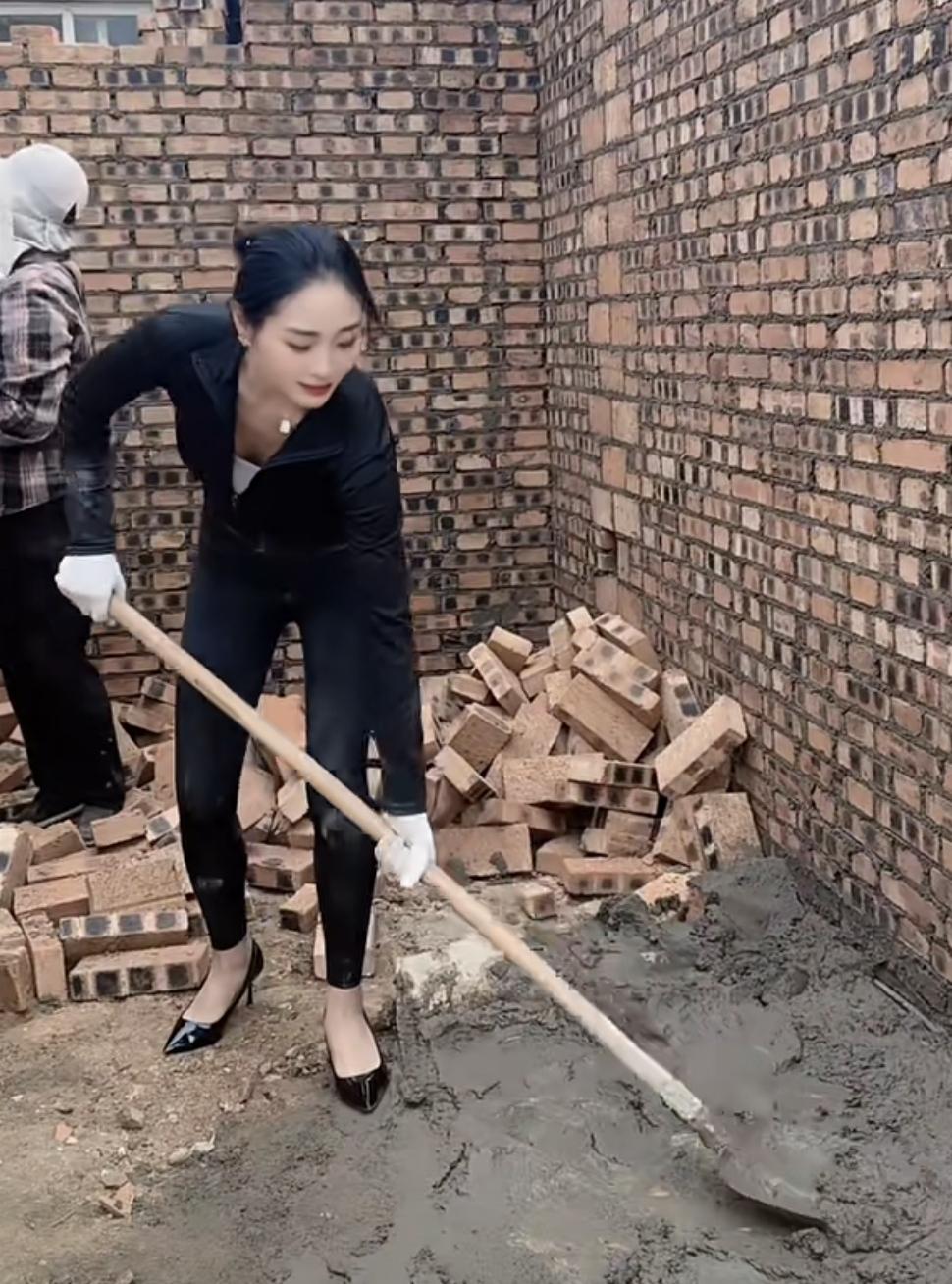 女生的魅力来自哪里在建筑工地当小工是很累的！这个女孩不简单！