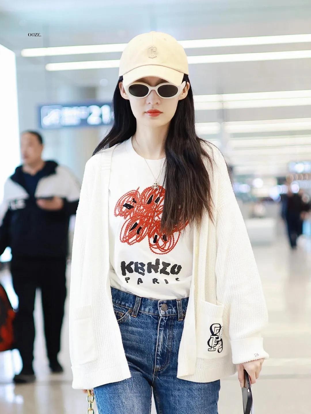 李沁机场私服太绝了！李沁这一身也太会搭了吧！白色针织开衫叠穿印花T恤，搭配