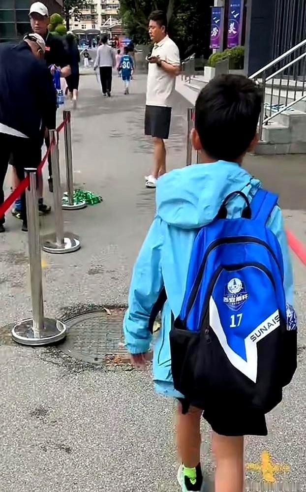 孙继海真敢说，8岁前别练射门、长传、头球，咱们这儿却急着体测、要成绩。14岁