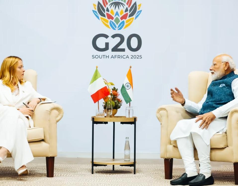 莫迪会见两位女性政客时，坐姿和状态完全不一样！一个是后仰的姿势，是一种比较放松