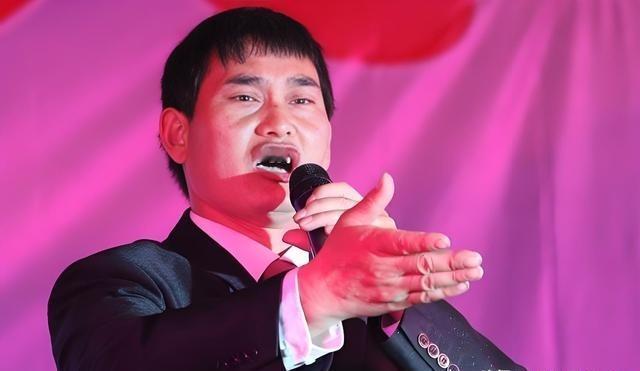 大衣哥经纪人快被气疯了。阿宝报价40万，王二妮35万，他守着10万3首歌的价，十