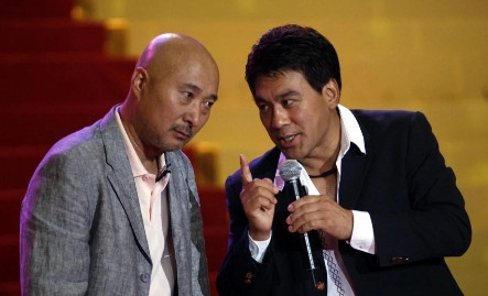 1984年，春晚开播前30分钟，陈佩斯和朱时茂突然不见了，导演黄一鹤在直播现场紧