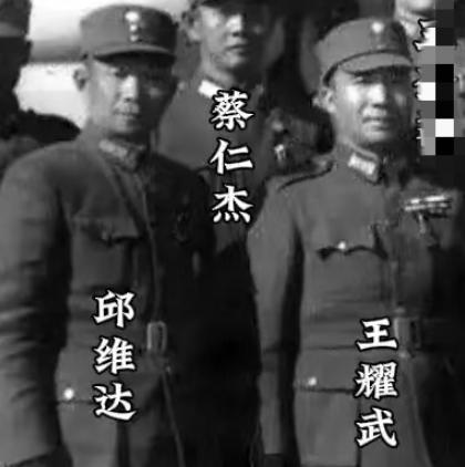 1947年，国民党74师在战斗中全军覆没，副师长邱维达赶到孟良崮战场，看到战士们
