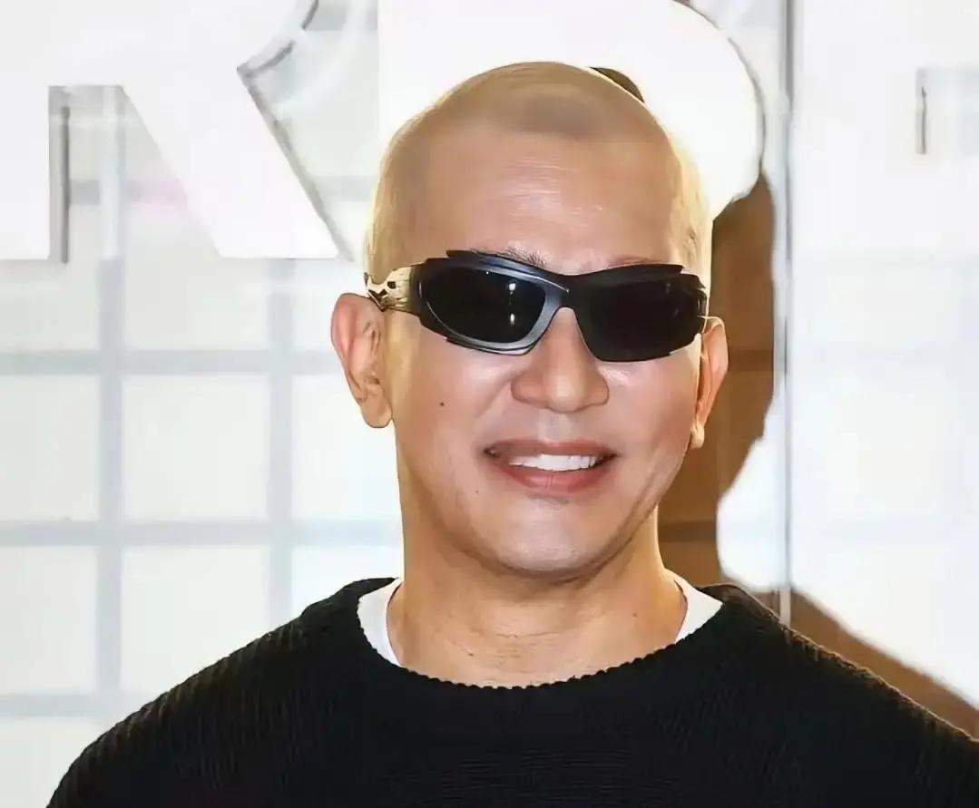 跨年夜零合照小S今年一张图没发，具俊晔窝在厨房做年糕汤。往年她连切菜都要直