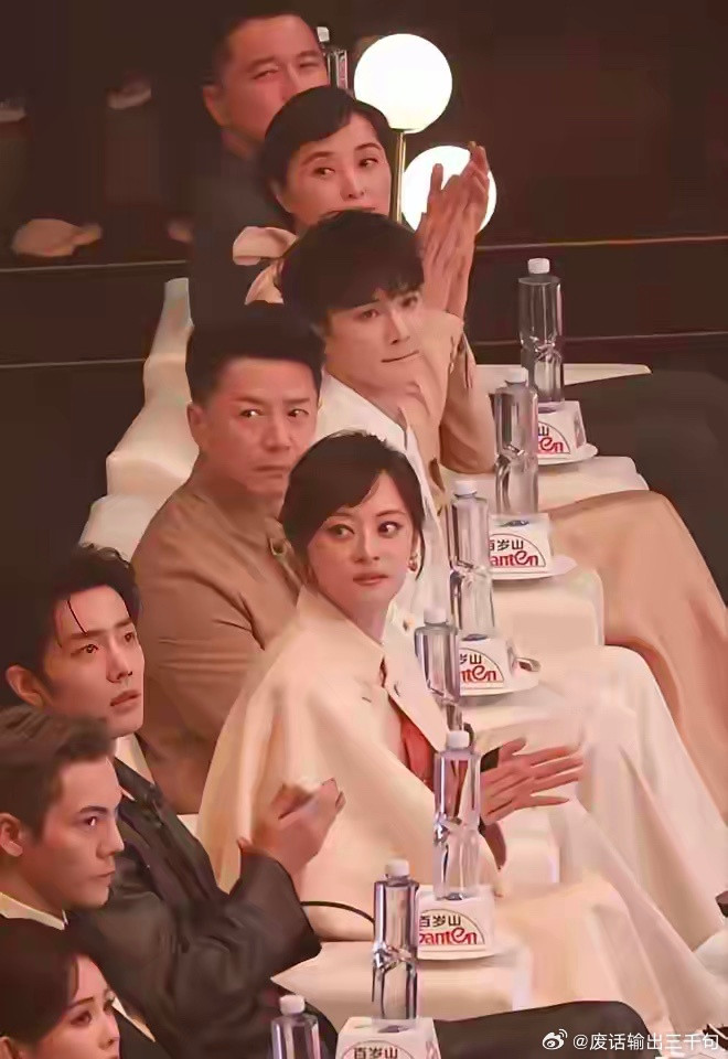 周深在台上领奖时，台下坐满了导演和制片人，没一个演员。2026电视剧品质盛典，他