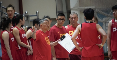 中国女篮主教练宫鲁鸣谈球队近期集训以后的效果，中国女篮在和北体大男篮进行了一场热