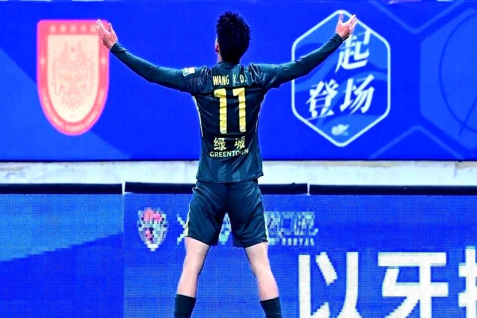 19岁国脚新星，梅开二度后直接打断记者提问！浙江队客场4-1大胜青岛，当选全