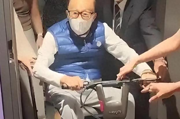 2909亿身价有何用？97岁的李嘉诚无力回天，两个60岁儿子已成心病。