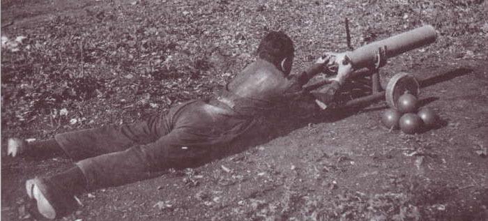 历史让人绝望的反坦克武器，燃烧球抛射器。1941年苏联一位设计师脑洞大开的想法。