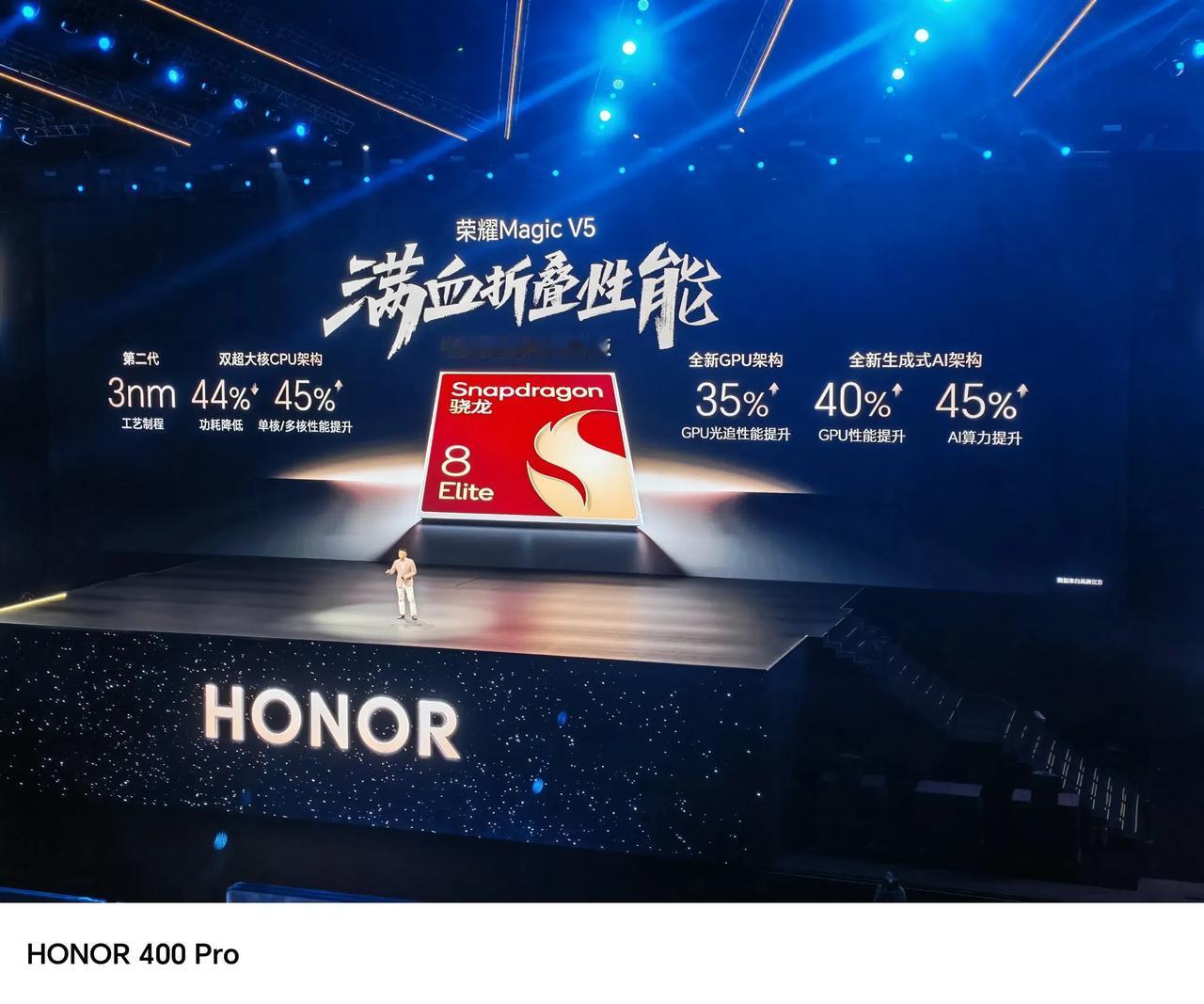 别看荣耀MagicV5轻薄，有金丝软甲和精工铰链加持，能承受住100kg的重量