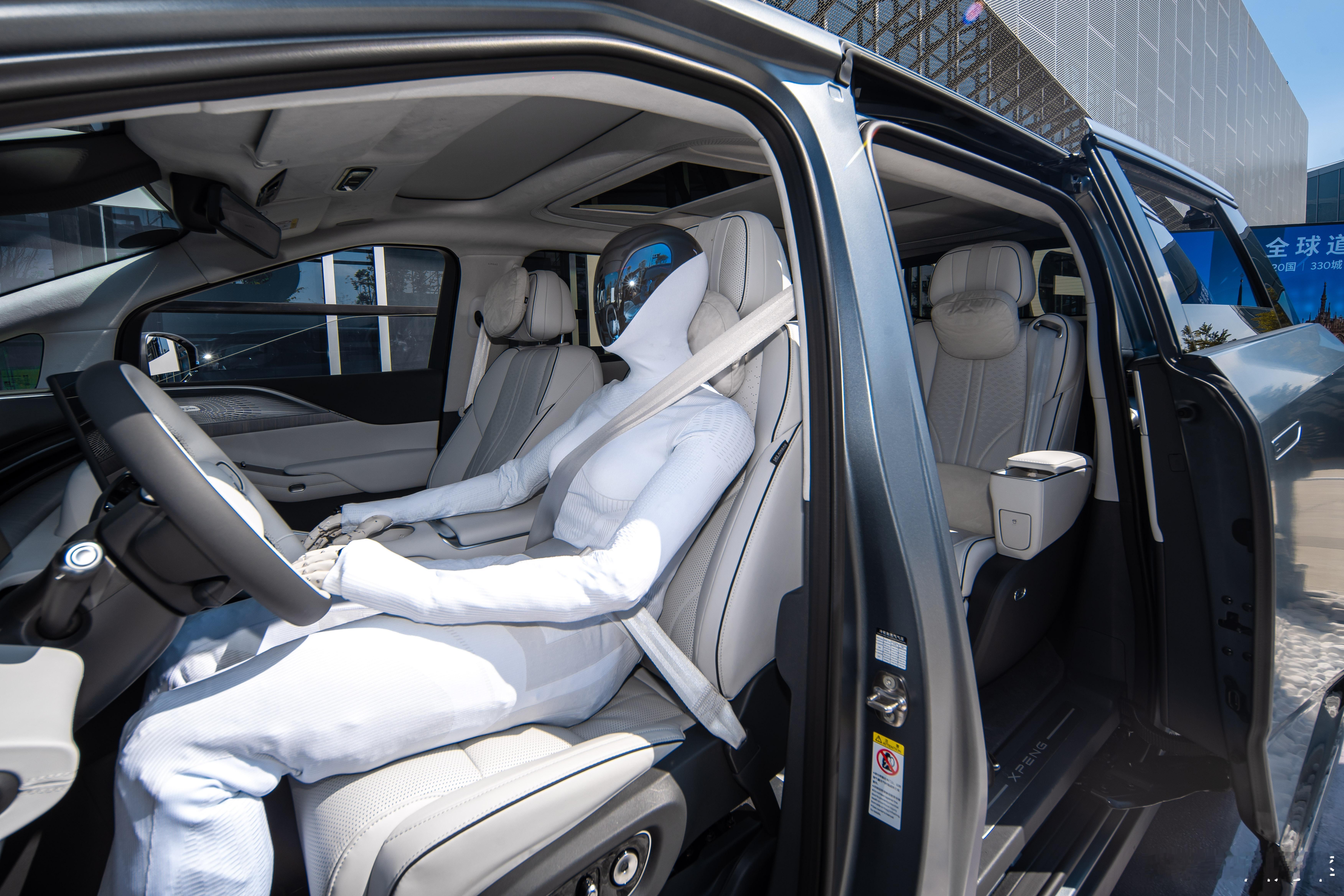 小鹏X9超级增程今晚预售会场的X9上就坐着Iron。你们说科技发还要发展几年，