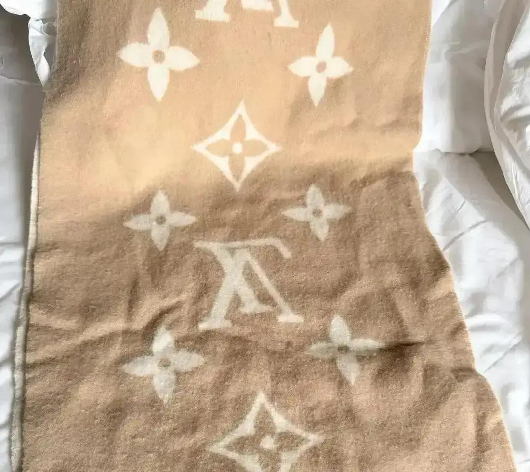 上海姑娘把LV围巾日租80块，收回来油渍起球像抹布。她索赔三千，租客甩五百清洗