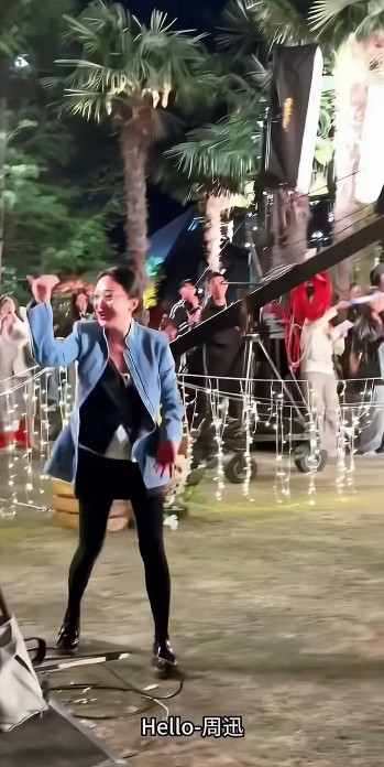 周迅，腿好细，但这是什么打扮，紧身裤穿西服。