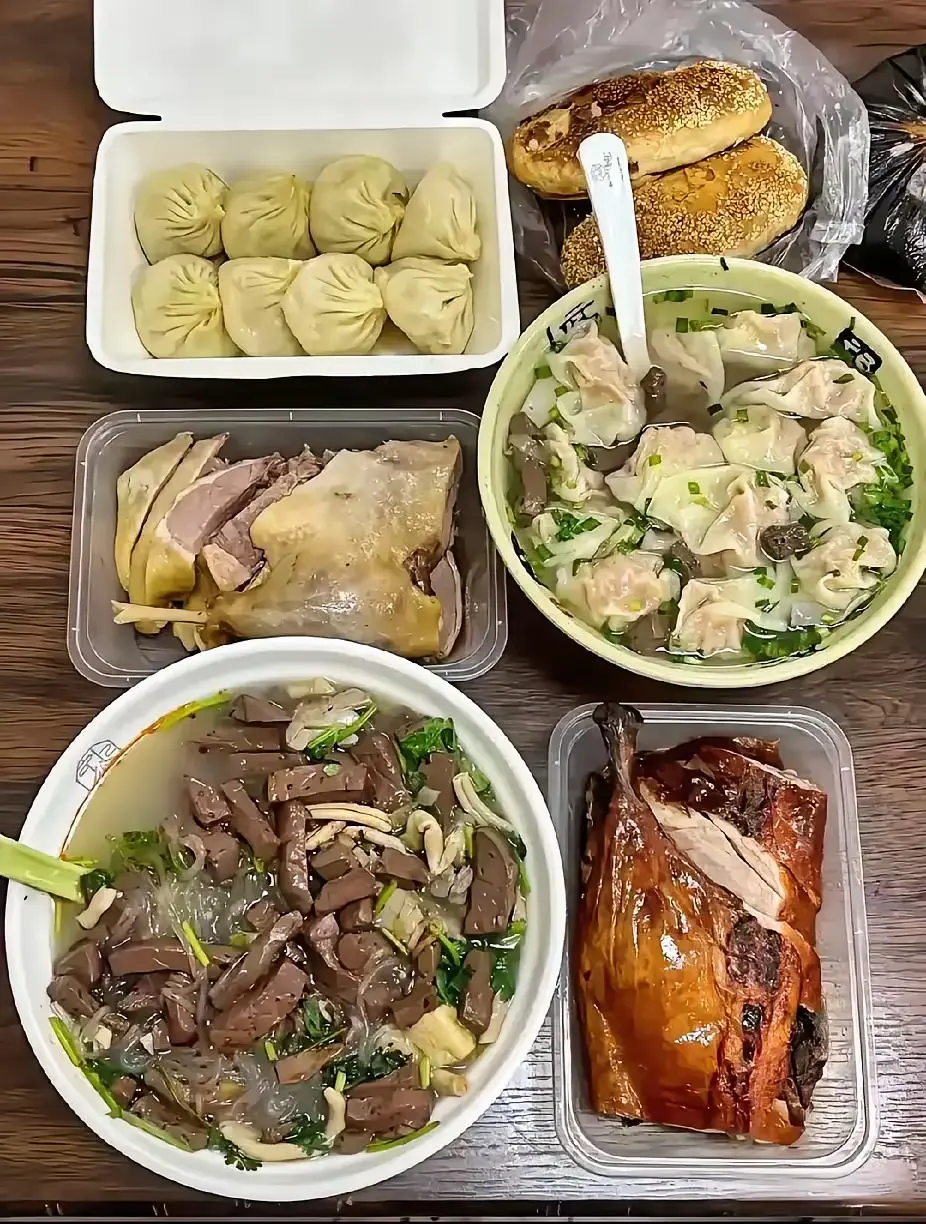同事午餐一个人点这么多，这样的吃法，工资够点外卖吗？
