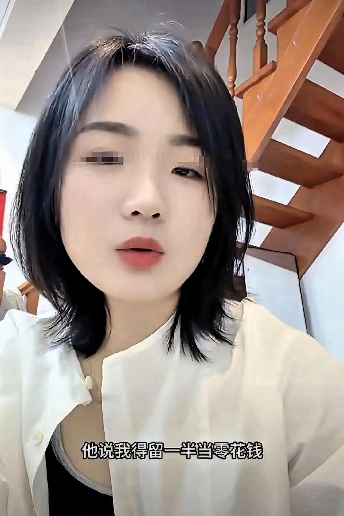 那天晚上，我真是累趴了。加班到快十点才到家，鞋都不想换，整个人往沙发上一瘫。