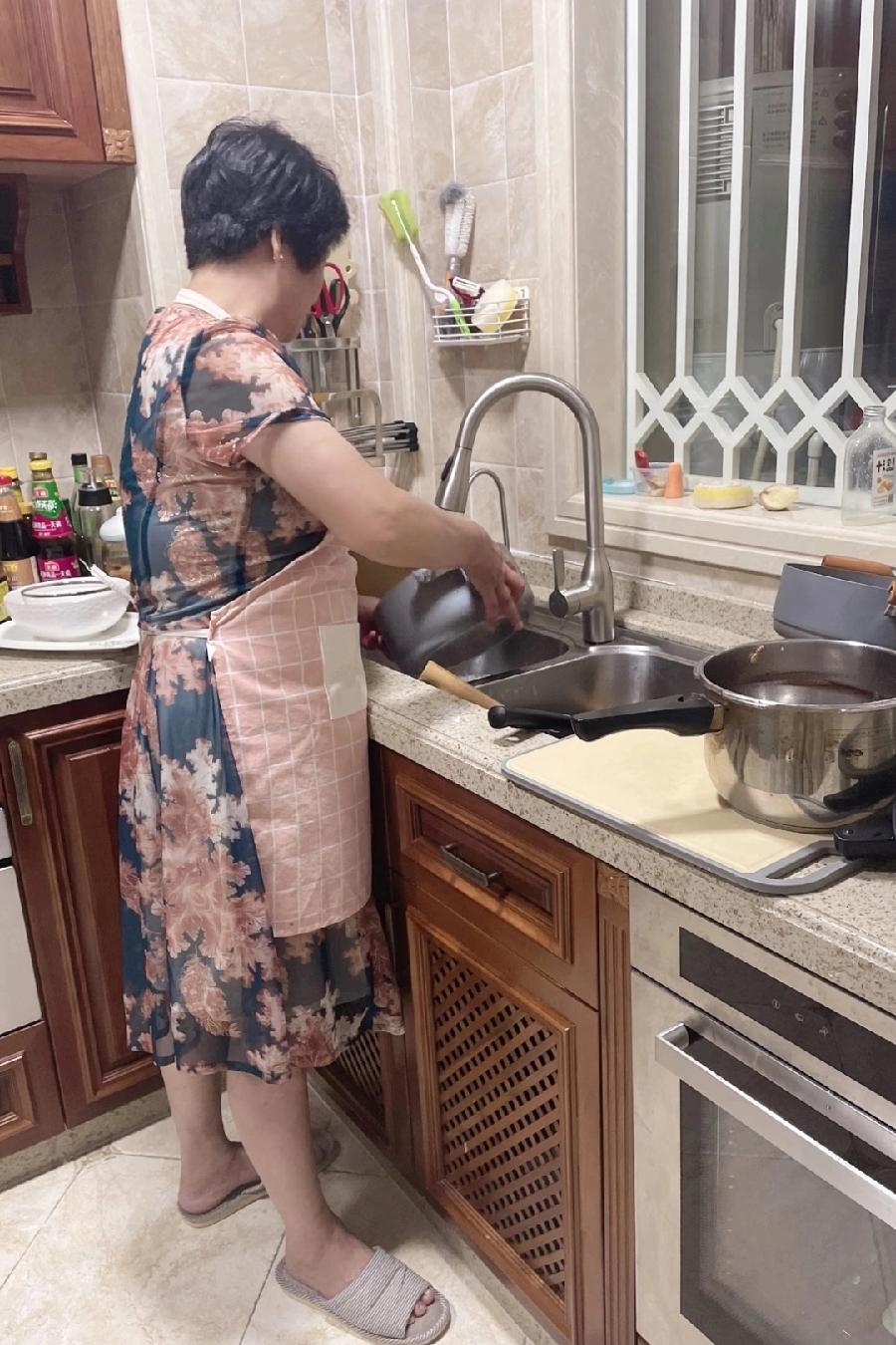 我问老妈:你和我爸三儿一女，把你的40万存款和工资卡给我们分了，以后我们给你养老