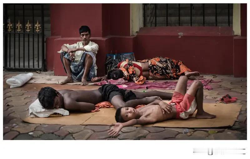 印度贫民生活现状真的一言难尽。印度人口达14.2亿，其东北部的阿萨姆人日子就很惨