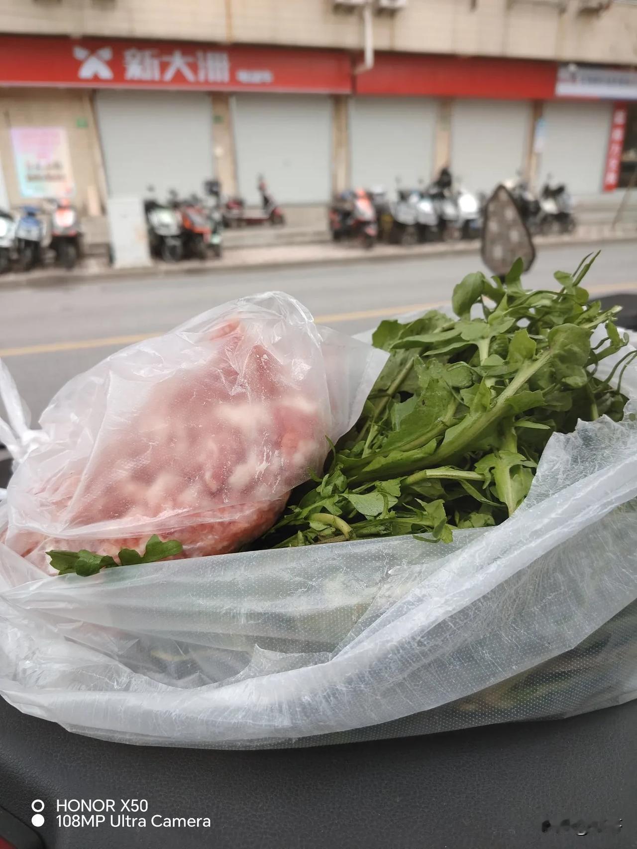 刚才到市场买肉，说起了现在农村：光棍：那不得了多呀，女的也多，我说多给一点彩礼，