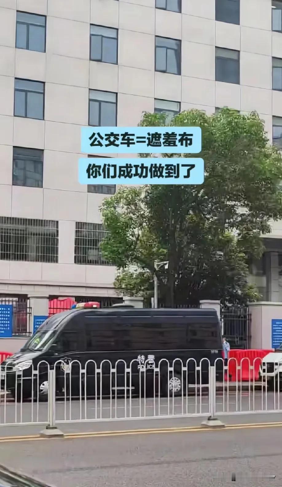 长沙袁家岭这里的巡视组，门前这么多公交车挡着也是个新奇操作！