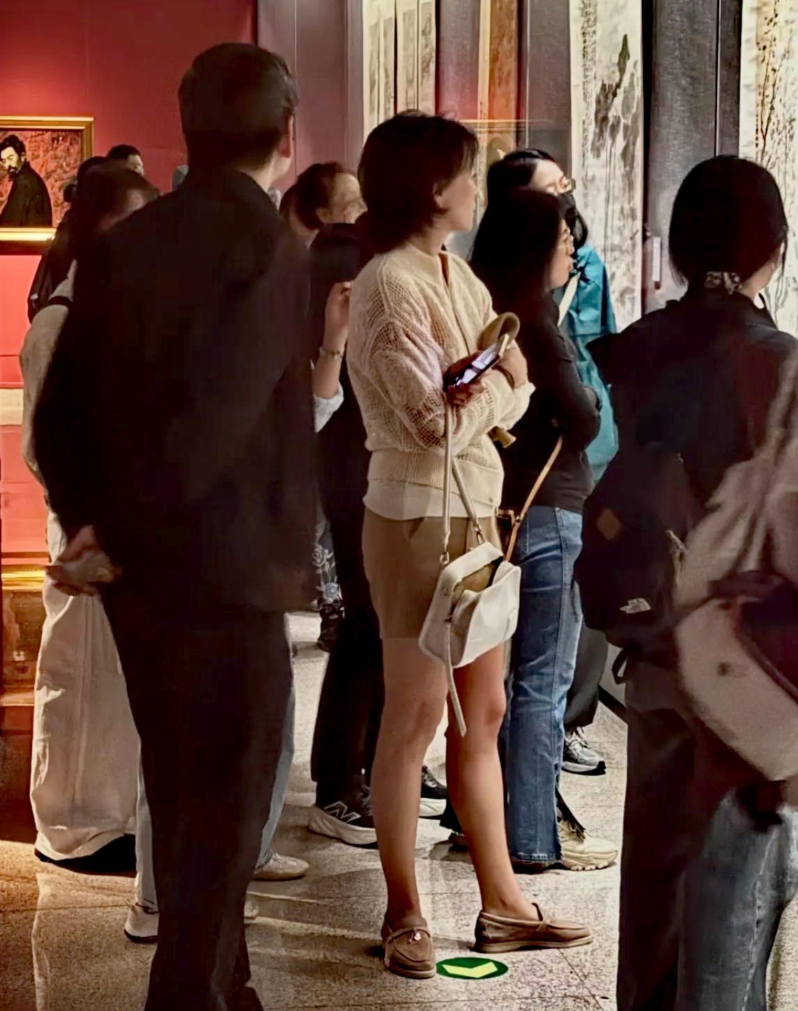 董卿一家三口美术馆同框，密春雷安静陪伴！国庆期间，有网友在北京中国美术馆偶遇董