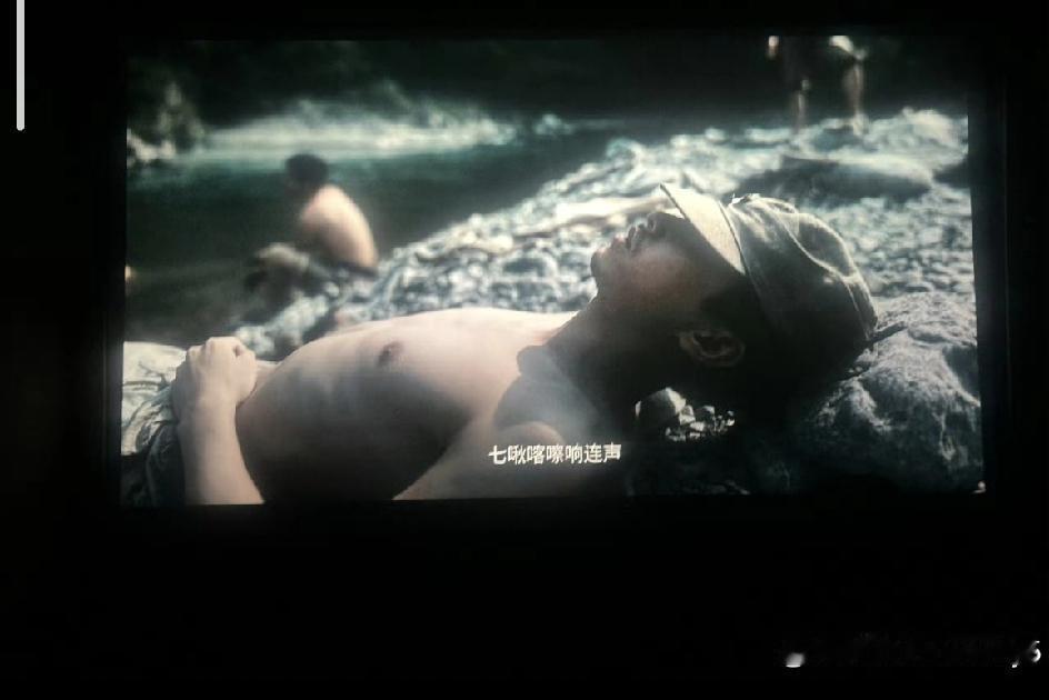 最近《得闲谨制》真的太火了，抱着看热闹的心态去影院，结果刚开场没多久就被两个镜头