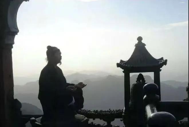 六亲缘浅的人，千万不要相信任何人，不要对任何人有期待，更不要可怜任何人，不要干预