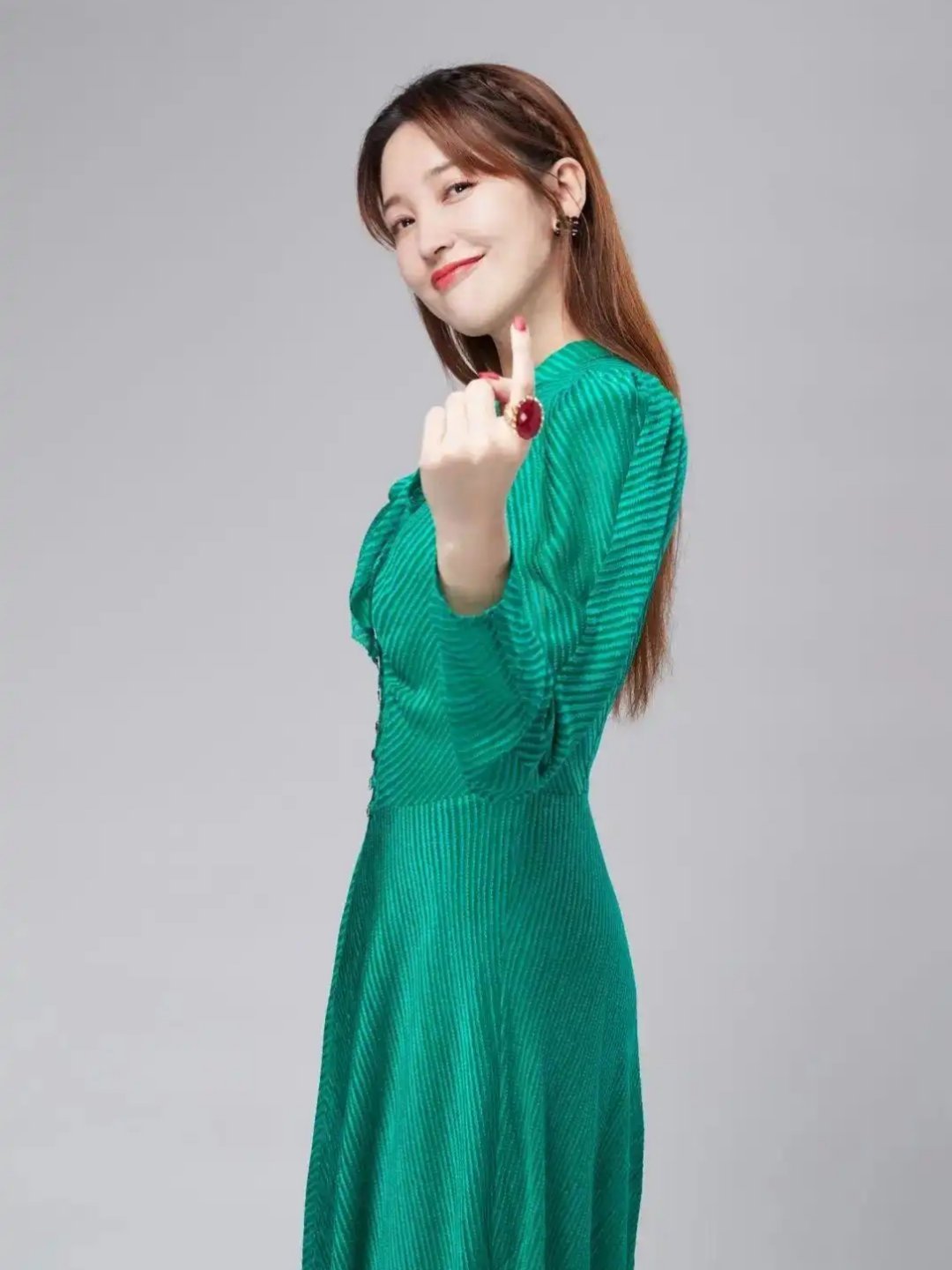 金莎劝孟佳姐弟恋金莎与小将近20岁丈夫孙丞潇的婚姻经验，劝单身好友孟佳尝试与年