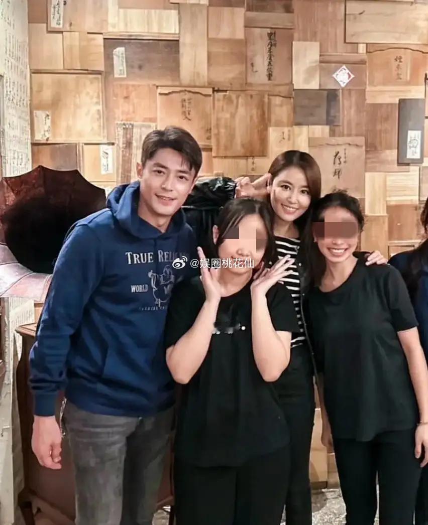 林心如夫妇冬至和好友聚餐，两口子素颜像30岁，霍建华微醺喝红脸！！！！！！