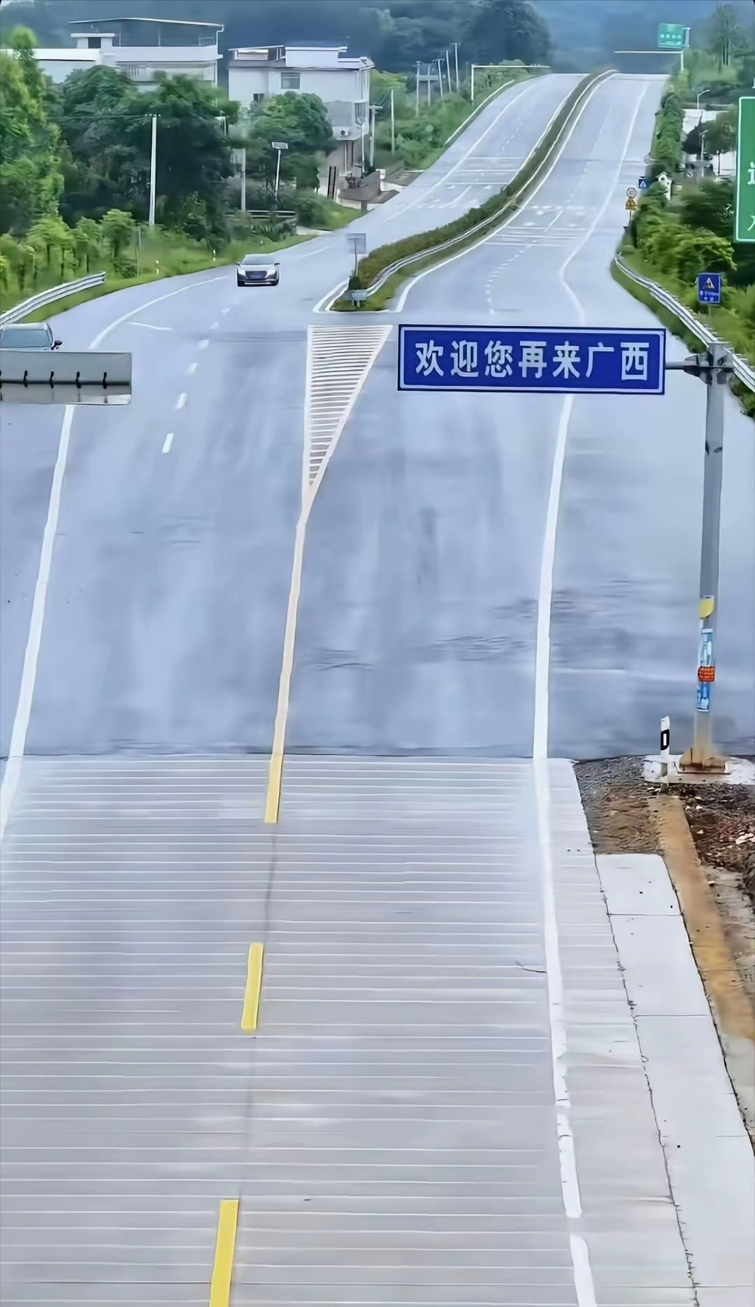 国道湘桂交界处，两省经济实力一目了然。