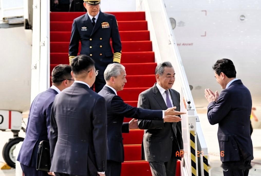 我可以说，这一次柬埔寨邀请中方出访，给出了极大的诚意。不仅派出了众多高级别官员和