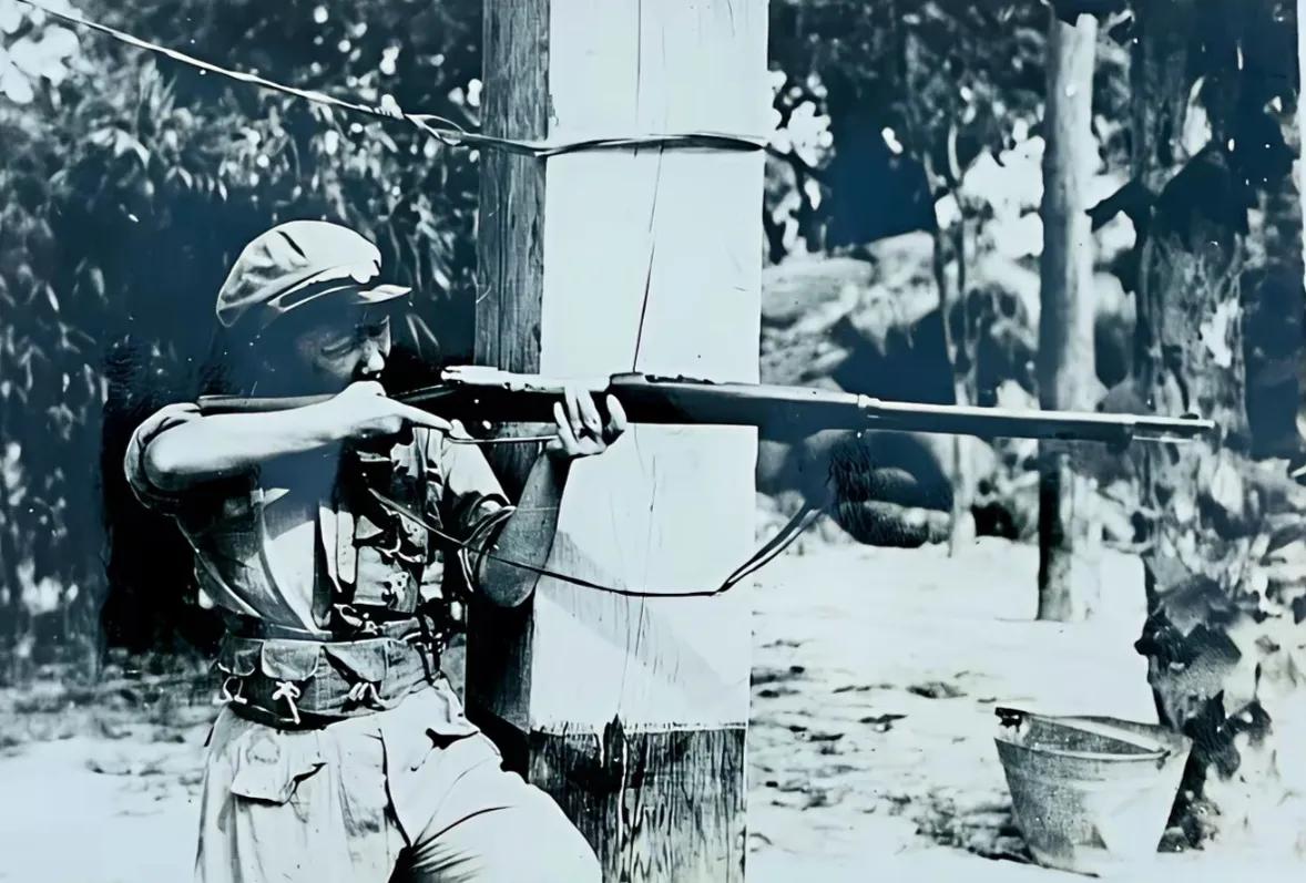 看到这张“淞沪会战”里女学生兵持枪战日寇的老照片，我满心都是震撼与敬佩。淞沪会战