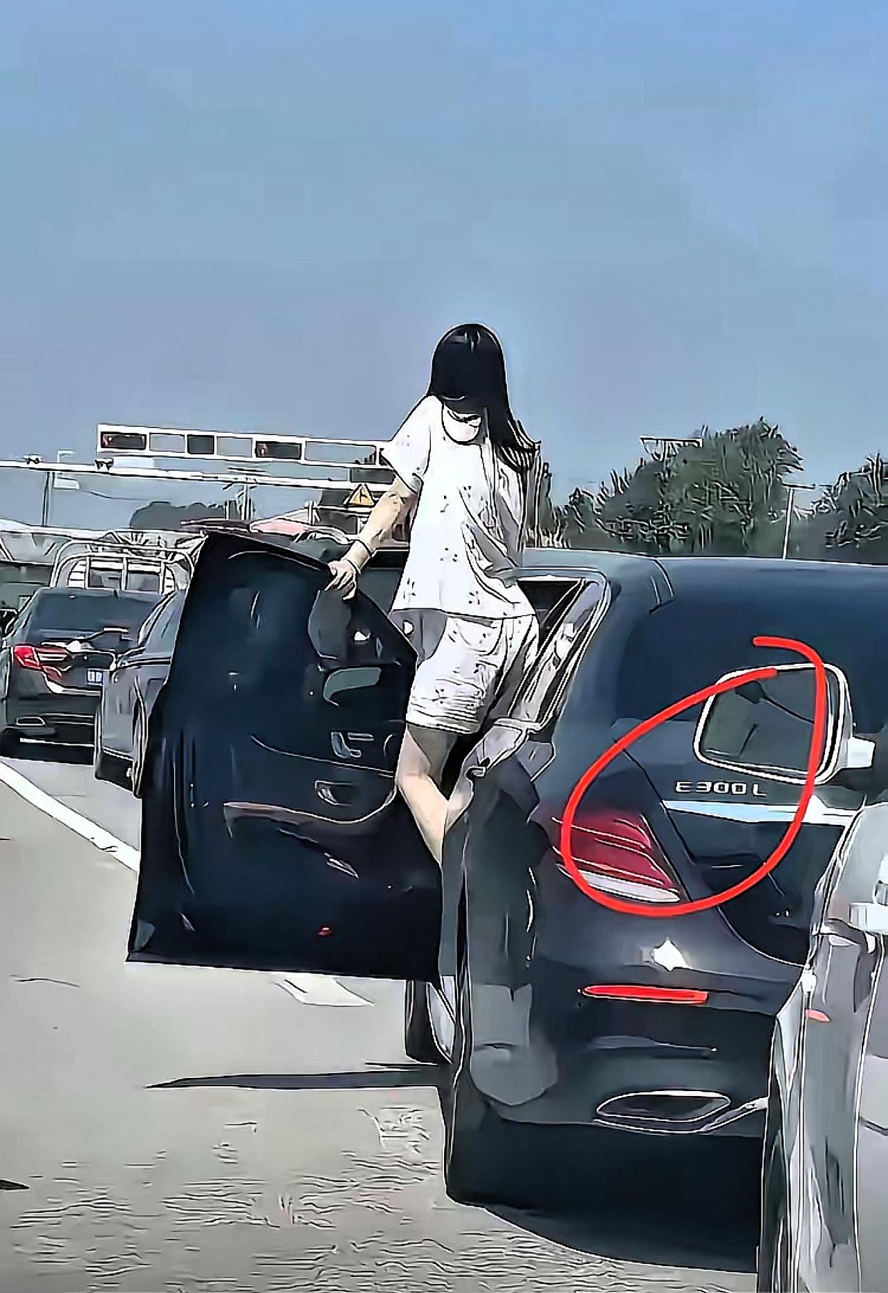 堵车时见着穿真丝睡衣的奔驰女，突然懂了：体面从来不是靠钱堆的堵车堵得我快把方